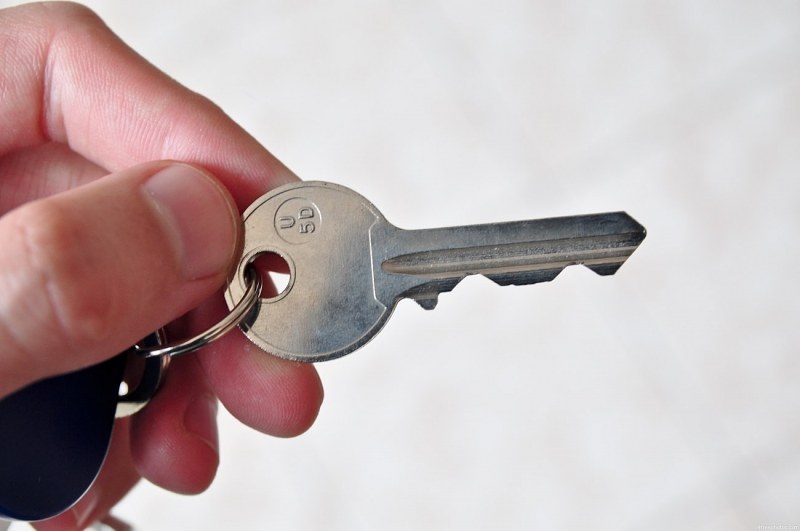 Запиши по группам ключи от квартиры. Ключ от двери. Ключ от замка. Ключ дверной. Замок и ключ.